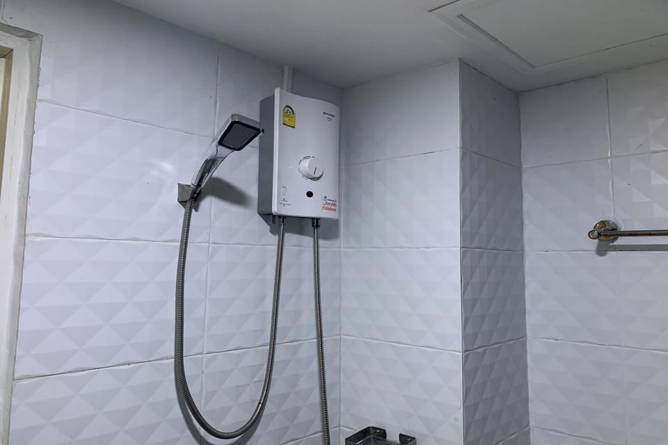 Superior Room | Bathroom | Shower, rainfall showerhead, free toiletries, hair dryer