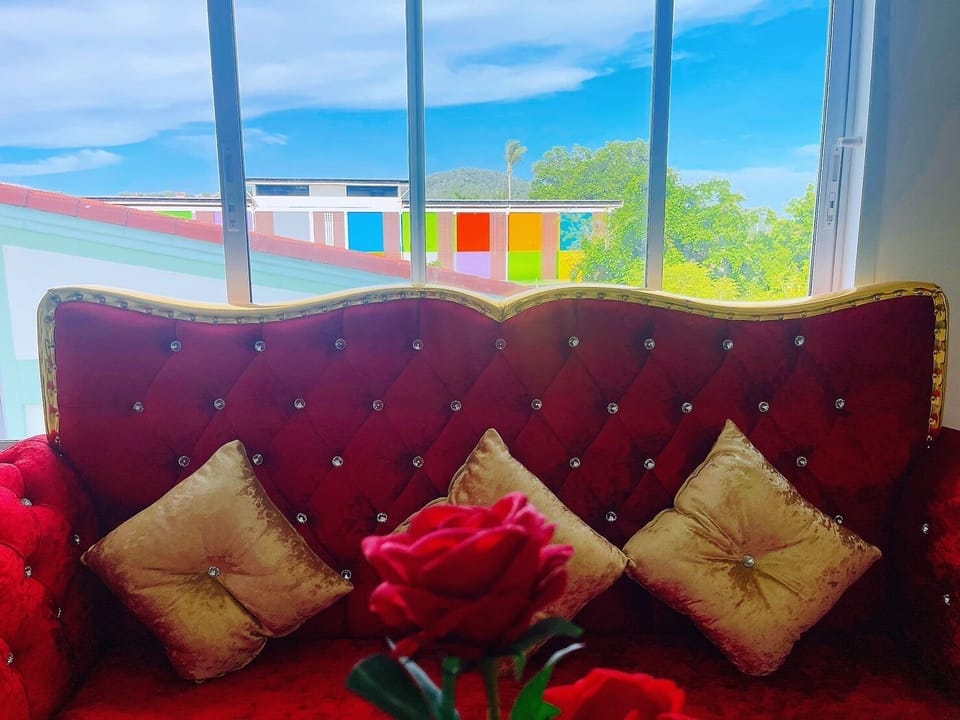 Deluxe Studio Suite, 1 Bedroom, Refrigerator, Sea View | Living area | Flat-screen TV