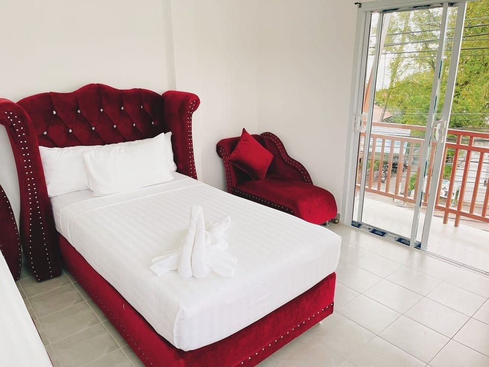 Deluxe Studio Suite, 1 Bedroom, Refrigerator, Sea View | WiFi (free)