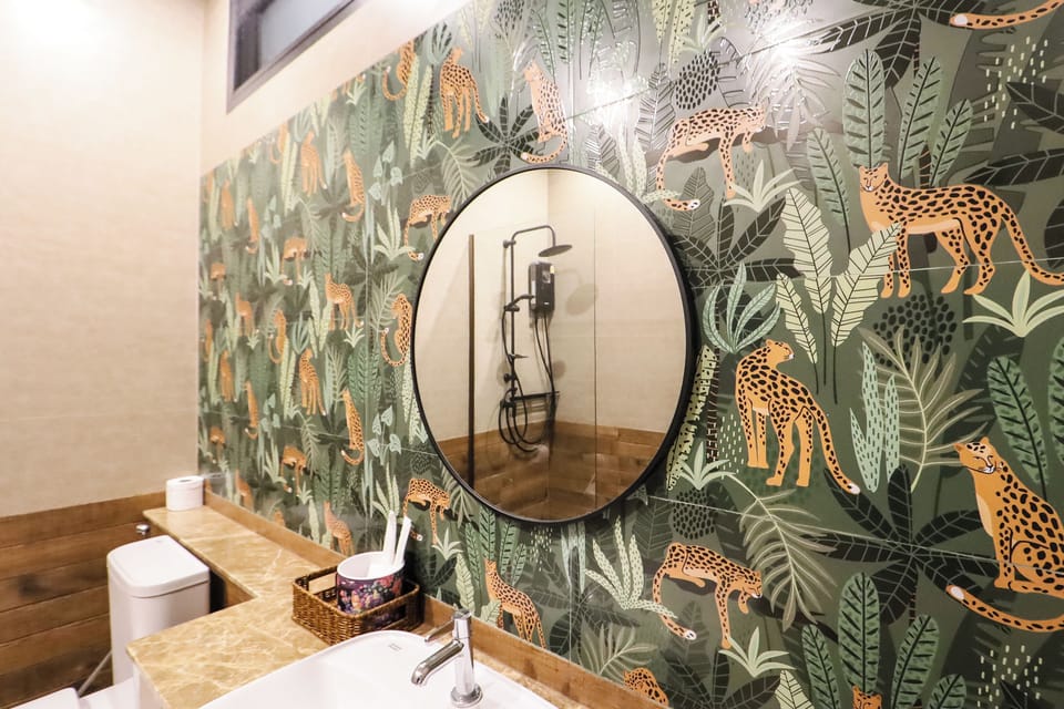 Deluxe Double Room | Bathroom | Shower, rainfall showerhead, hair dryer, towels
