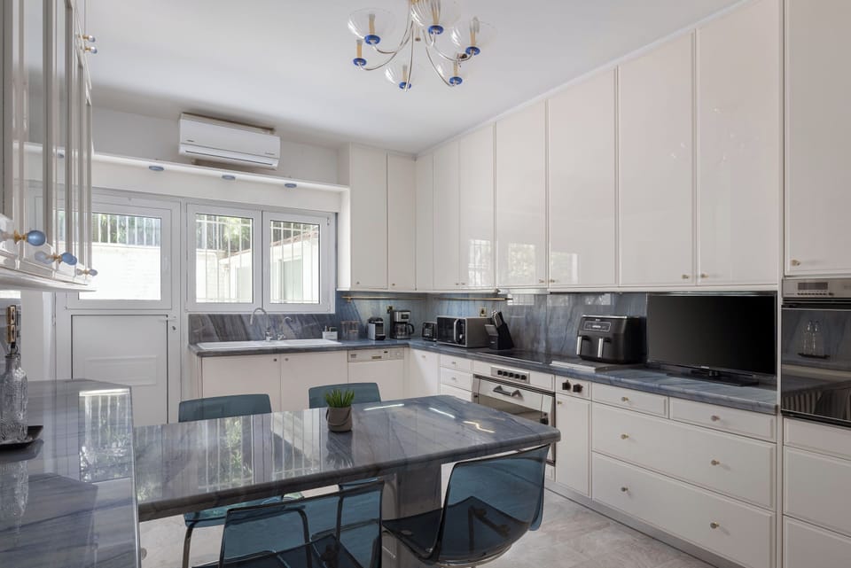 Superior House, Mountain View | Private kitchen | Fridge, microwave, oven, stovetop
