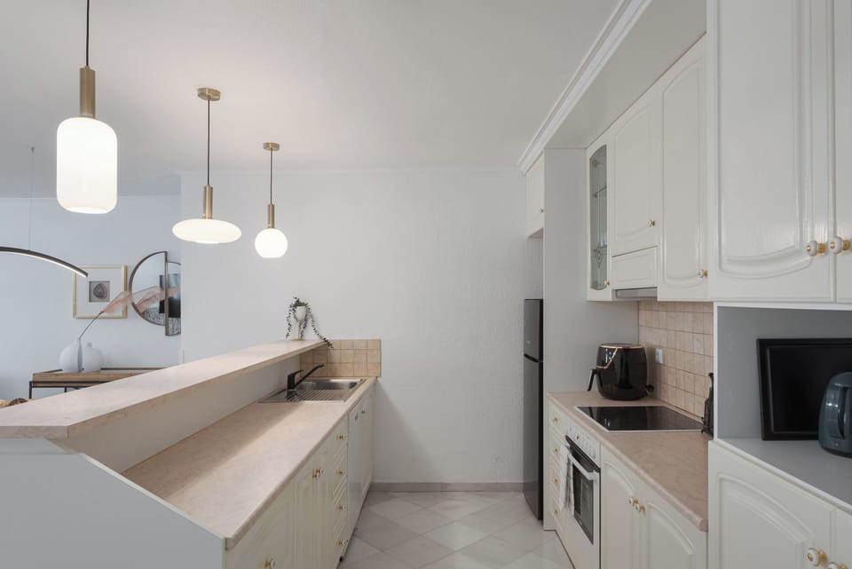 Superior House, Mountain View | Private kitchen | Fridge, microwave, oven, stovetop