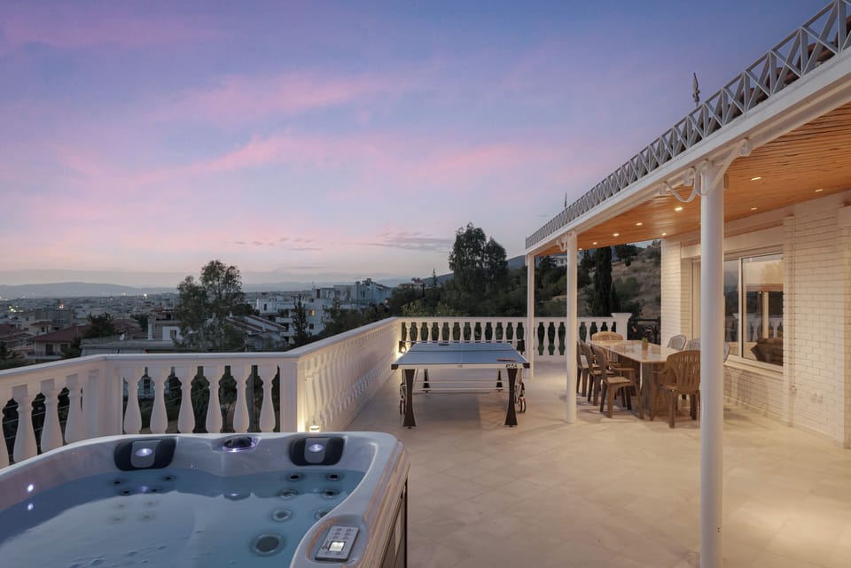 Superior House, Mountain View | 5 bedrooms, Egyptian cotton sheets, premium bedding, memory foam beds