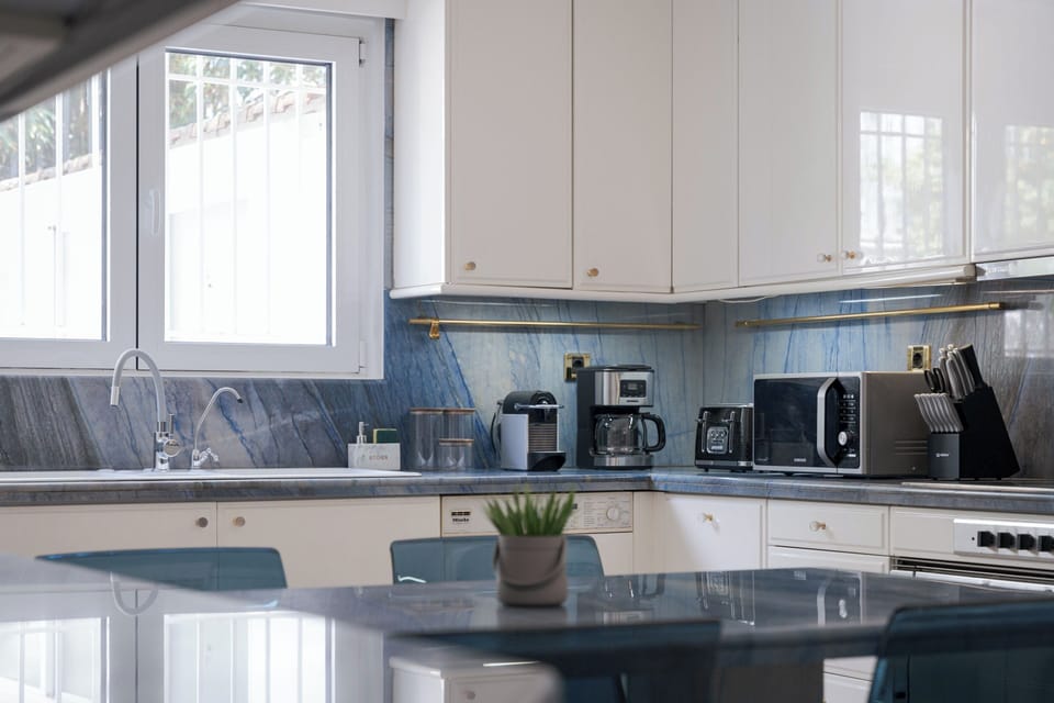 Superior House, Mountain View | Private kitchen | Fridge, microwave, oven, stovetop