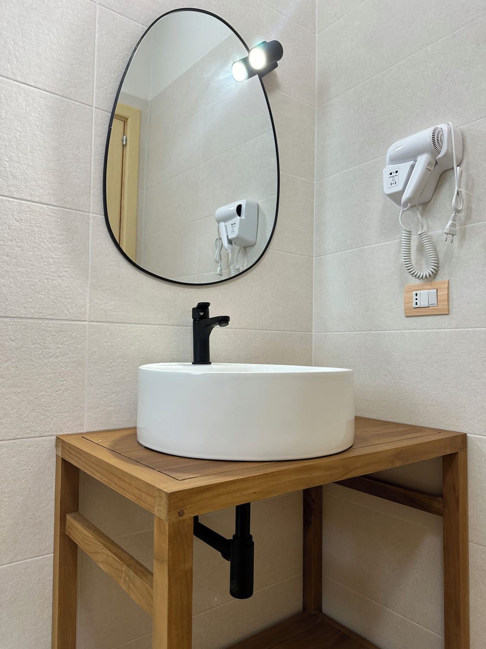 Shower, rainfall showerhead, free toiletries, hair dryer