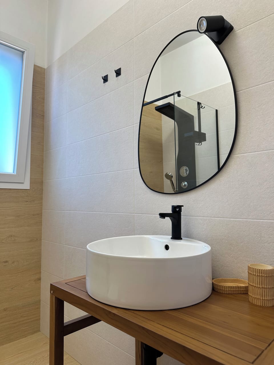 Shower, rainfall showerhead, free toiletries, hair dryer