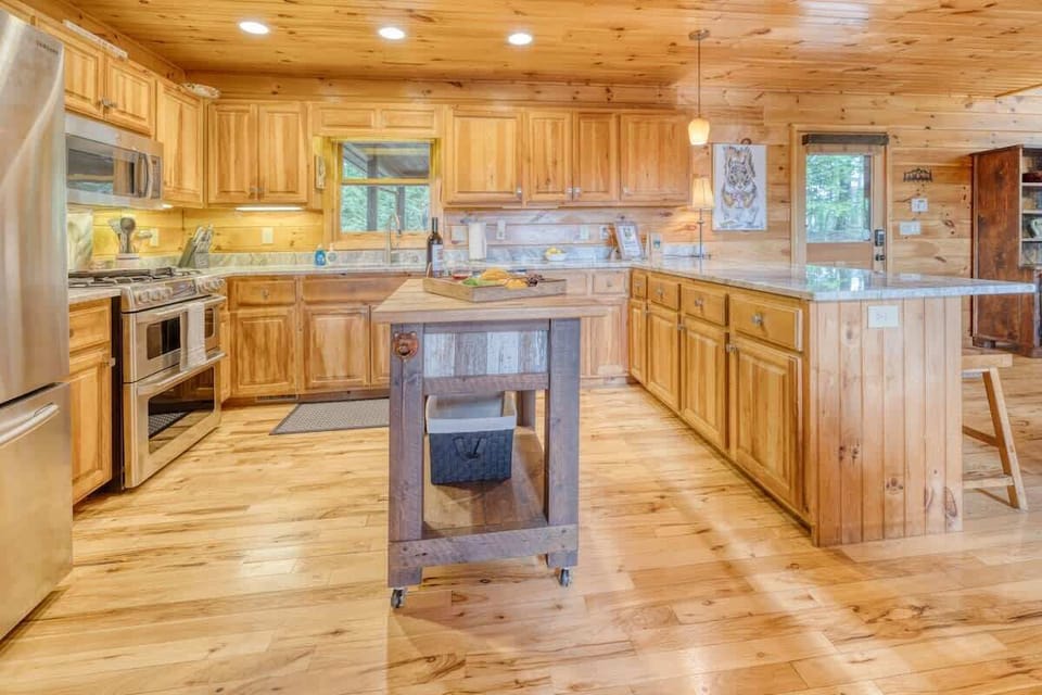 Double oven and spacious kitchen
