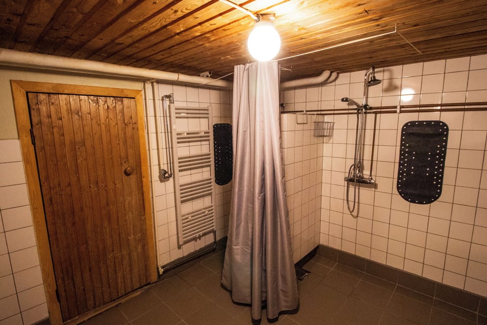 Shower, towels