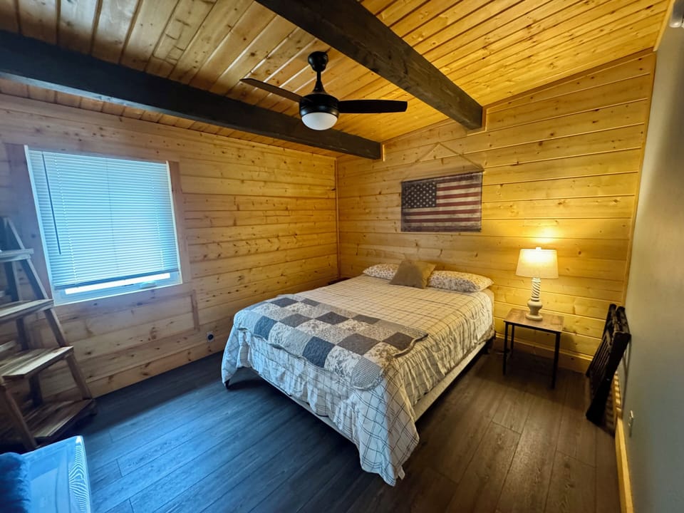 Bedroom 1 - 1 queen bed.