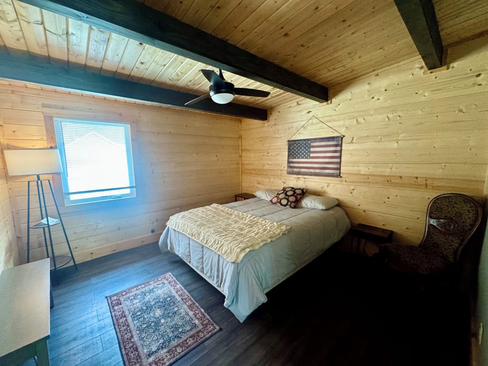 Bedroom 2 - 1 queen bed