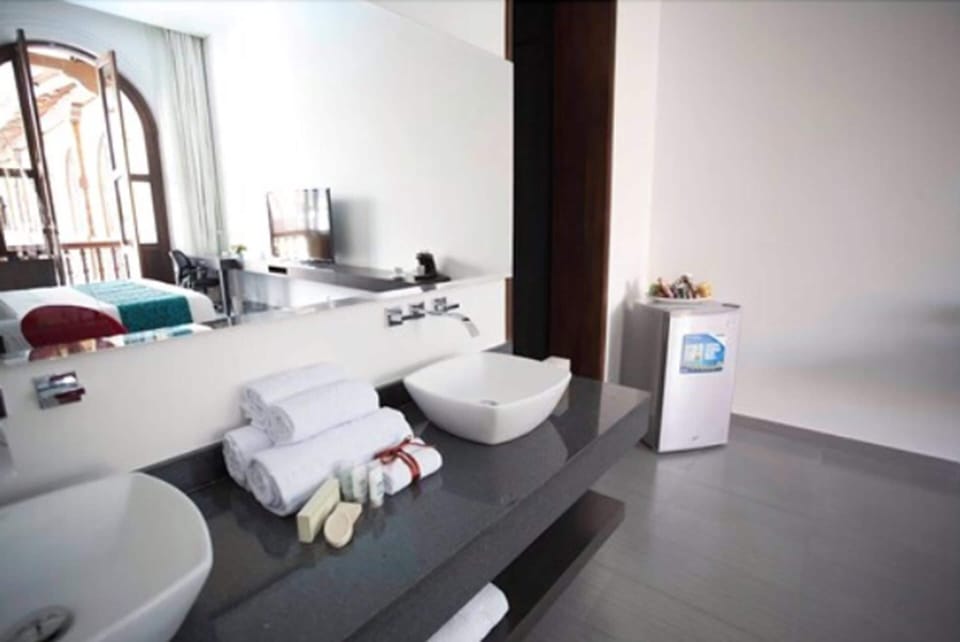 Deluxe Room, 1 King Bed | Premium bedding, minibar, desk, free cribs/infant beds