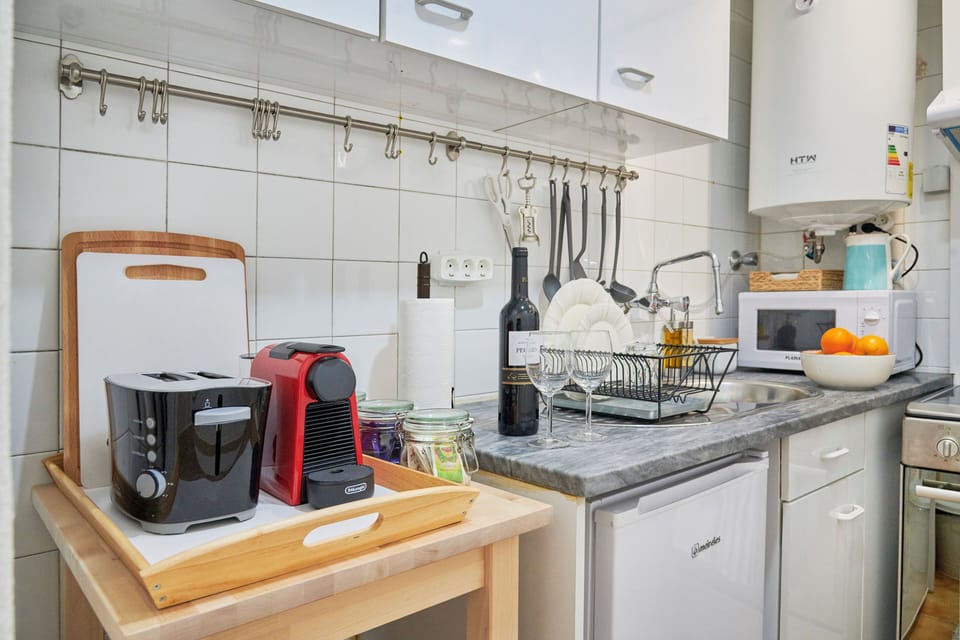 Apartment, 2 Bedrooms | Private kitchen | Fridge, microwave, oven, stovetop
