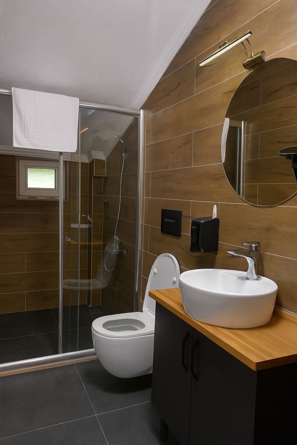 Honeymoon Room | Bathroom | Shower, hair dryer, towels, soap