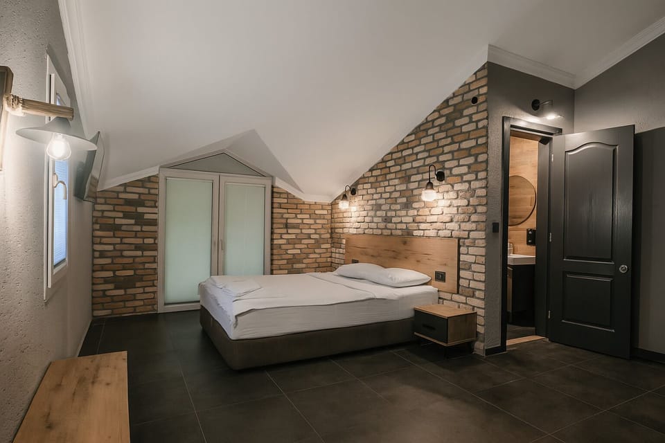 Honeymoon Room | Minibar, laptop workspace, bed sheets