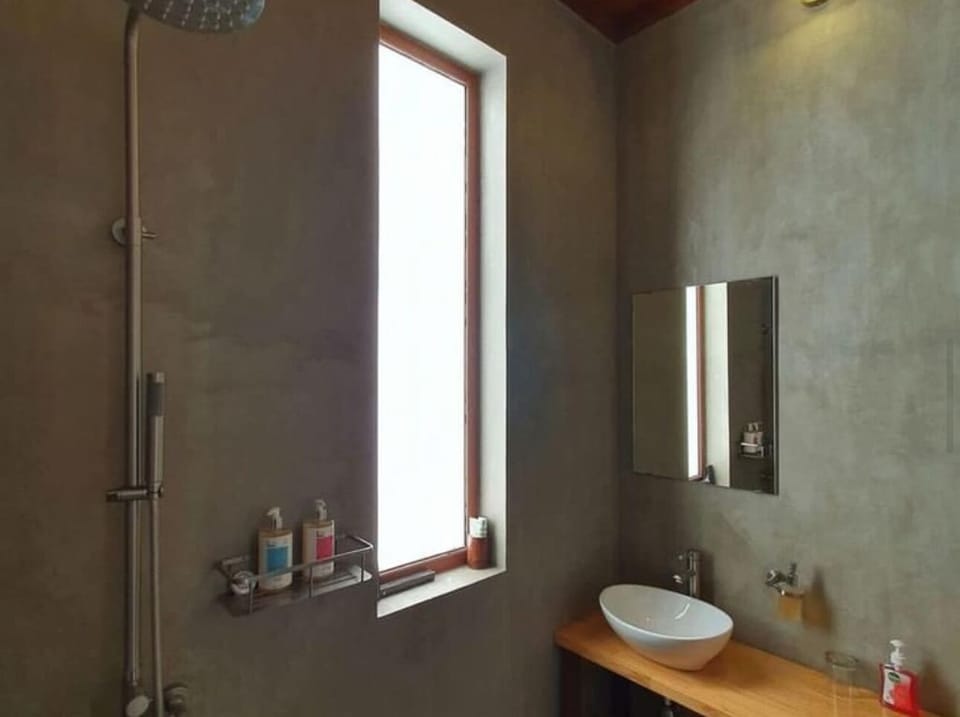 Comfort Double Room, 1 King Bed | Bathroom | Hair dryer, towels, soap, shampoo