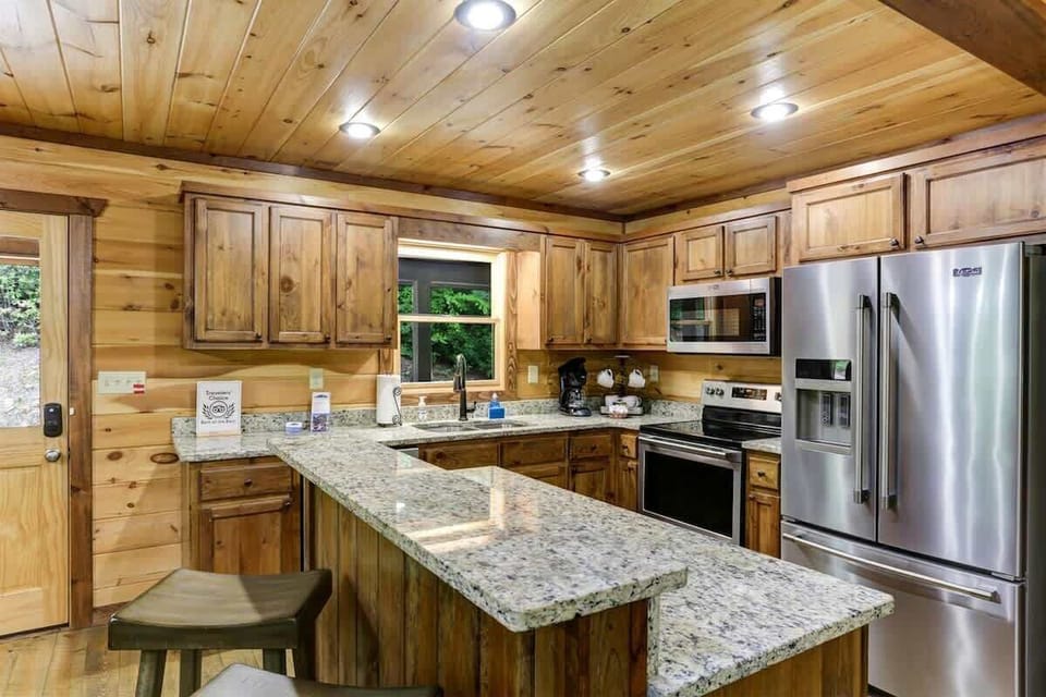 KITCHEN & GRANITE BAR ISLAND