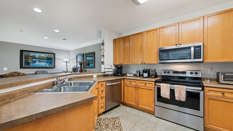 Stainless steel appliance, Keurig coffee maker. Everything you need to cook!