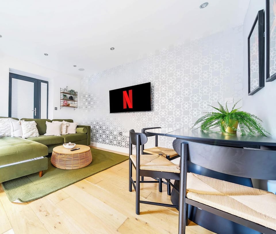 FULL VIEW OF THE LIVING ROOM