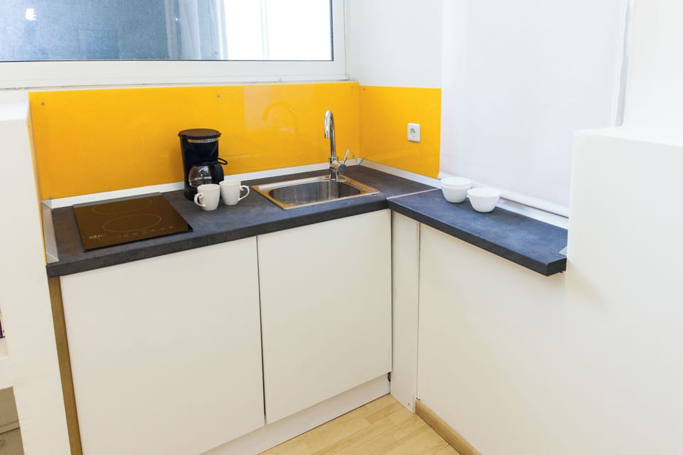 Studio | Private kitchen | Mini-fridge, cookware/dishes/utensils