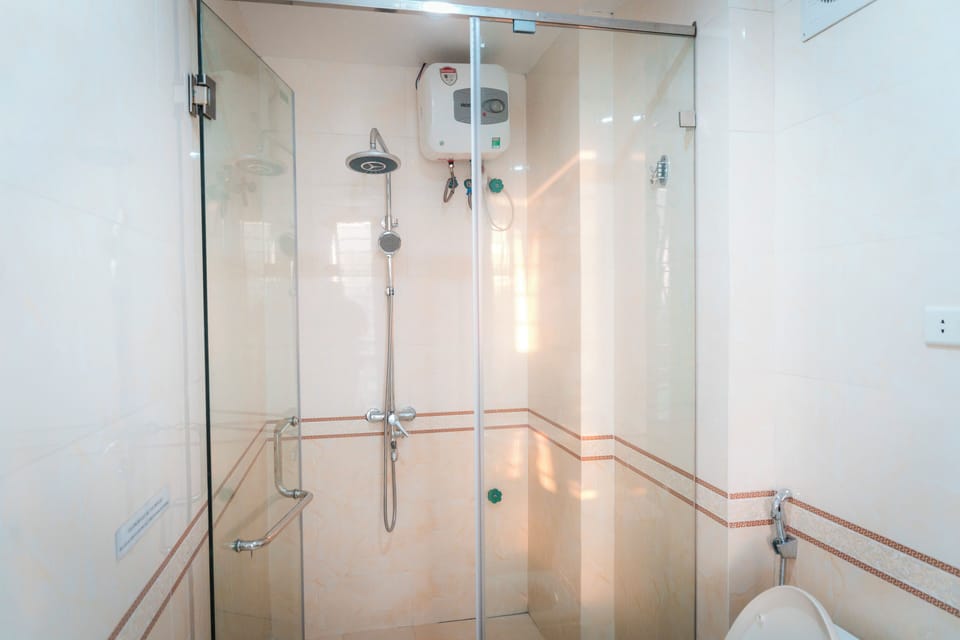 Combined shower/tub, hydromassage showerhead, designer toiletries