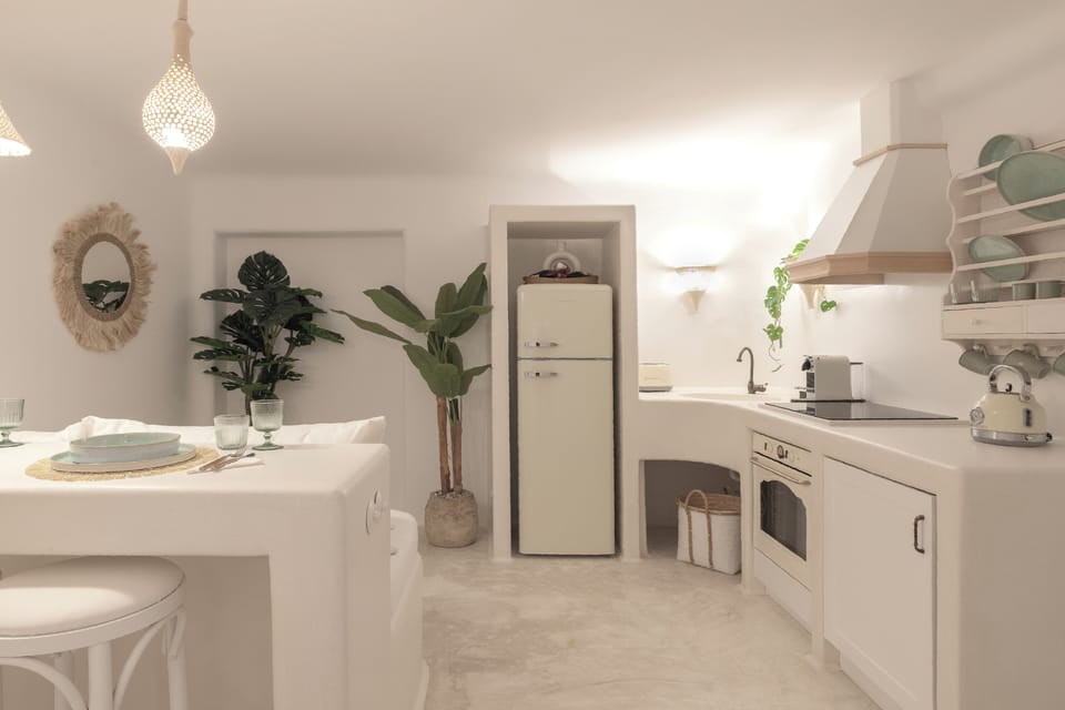 Suite Cellar Basement | Private kitchen | Oven, stovetop, coffee/tea maker, electric kettle