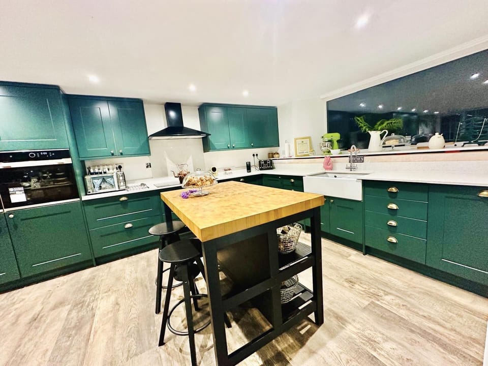 House | Private kitchen | Fridge, microwave, oven, stovetop