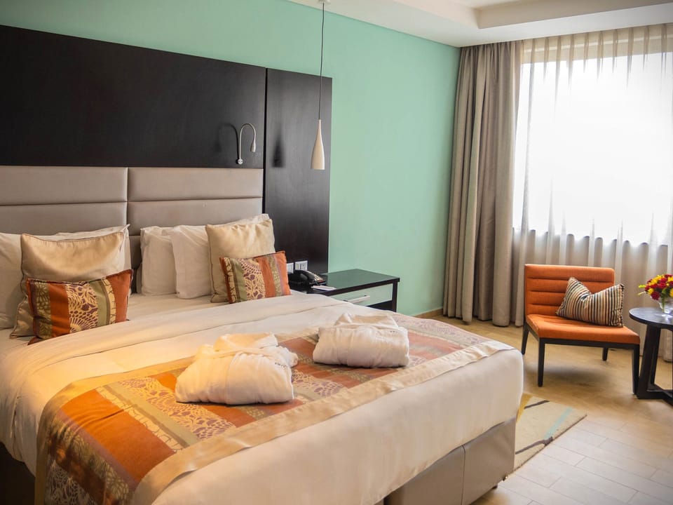 Elite Studio Suite, 1 Queen Bed | Premium bedding, in-room safe, desk, laptop workspace