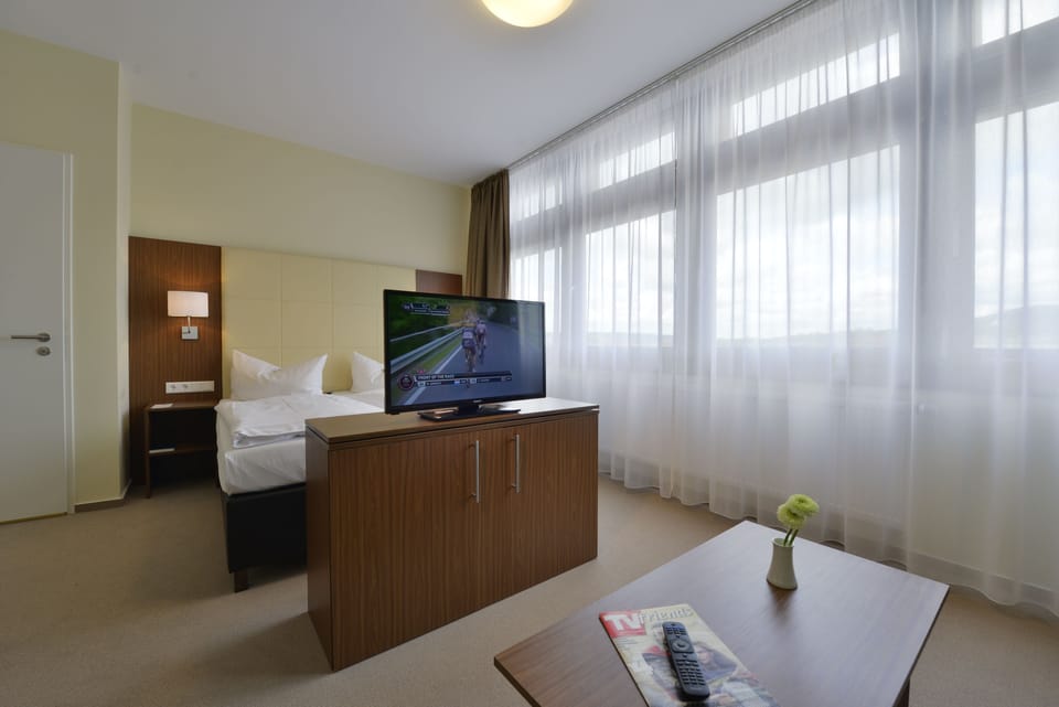 Hypo-allergenic bedding, desk, blackout drapes, free WiFi