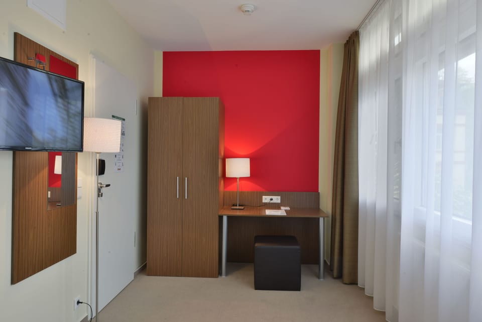 Single Room, 1 Twin Bed | Hypo-allergenic bedding, desk, blackout drapes, free WiFi