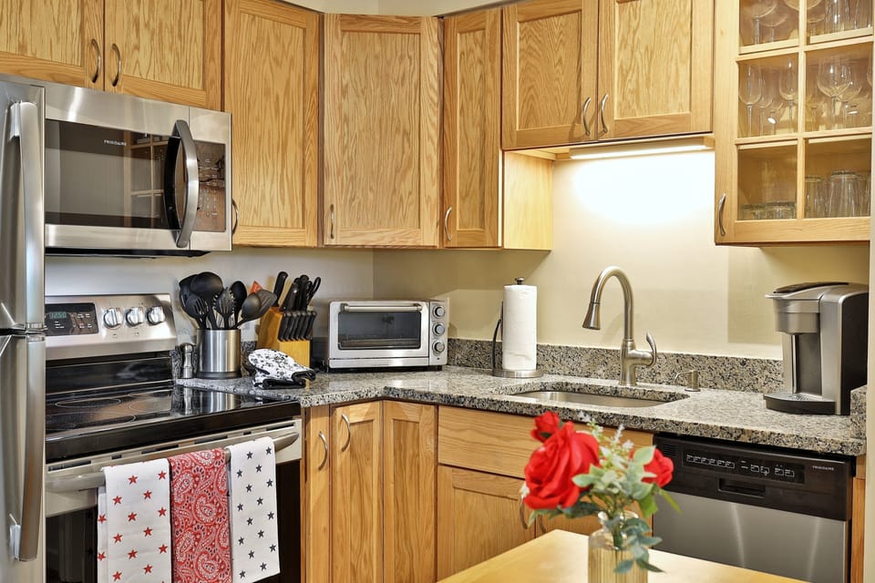Condo, 3 Bedrooms | Private kitchen | Fridge, oven, coffee/tea maker, toaster