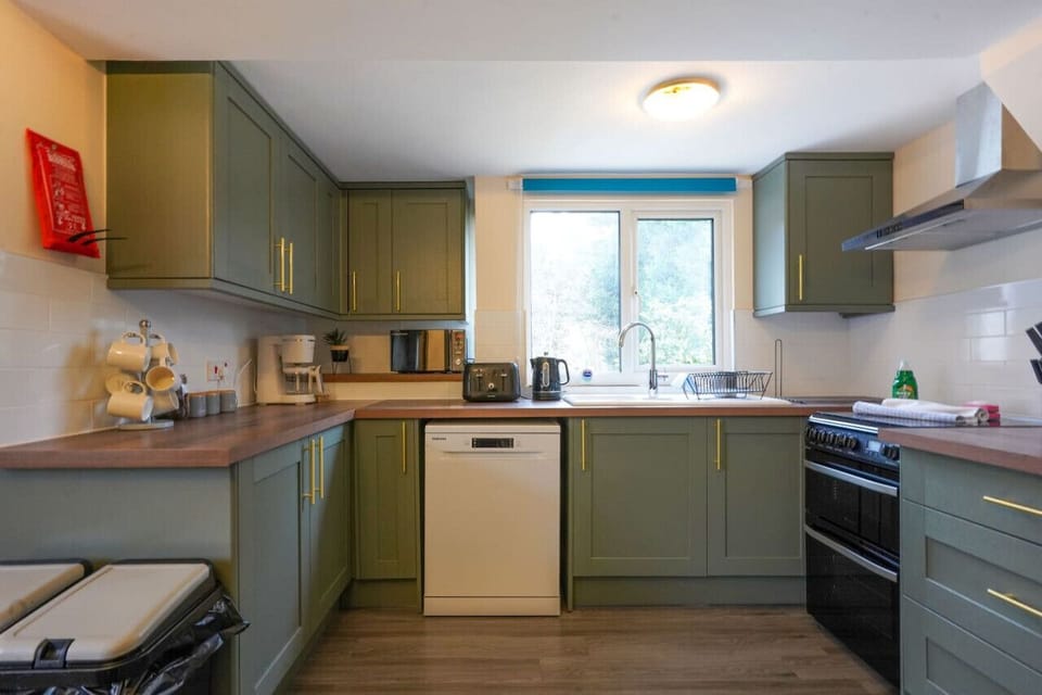 A fully equipped kitchen with everything you need to prepare a home cooked meal.