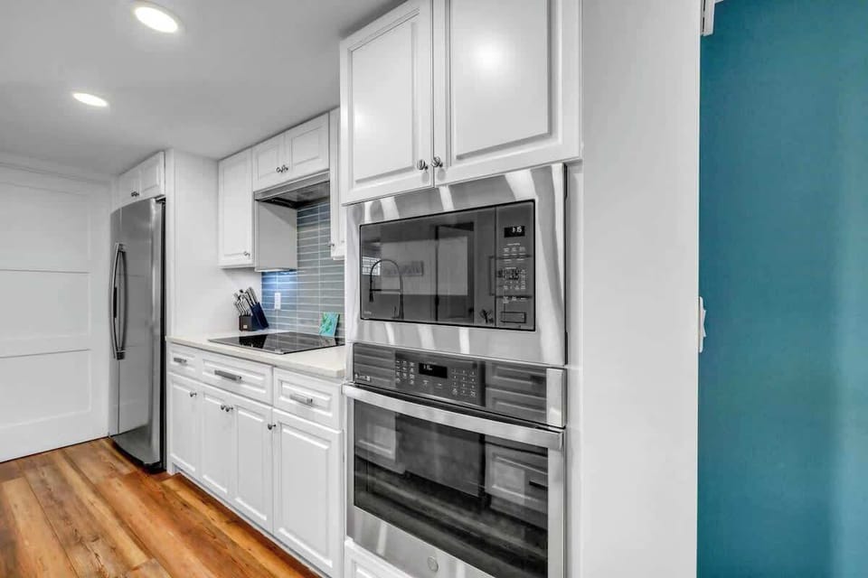 Kitchen and Breakfast Bar