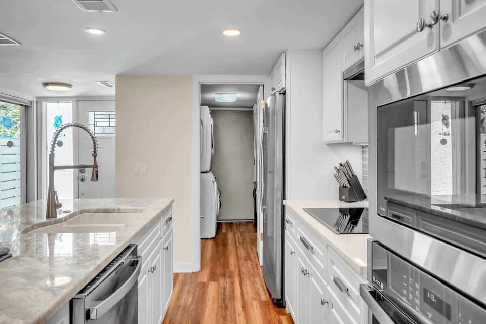 Kitchen and Breakfast Bar