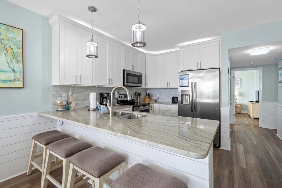 Eat-in kitchen bar seating