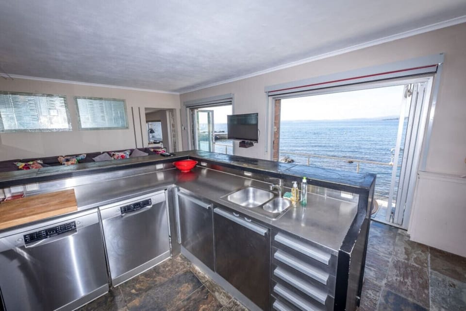 Well-equipped kitchen with sea view and terrace access