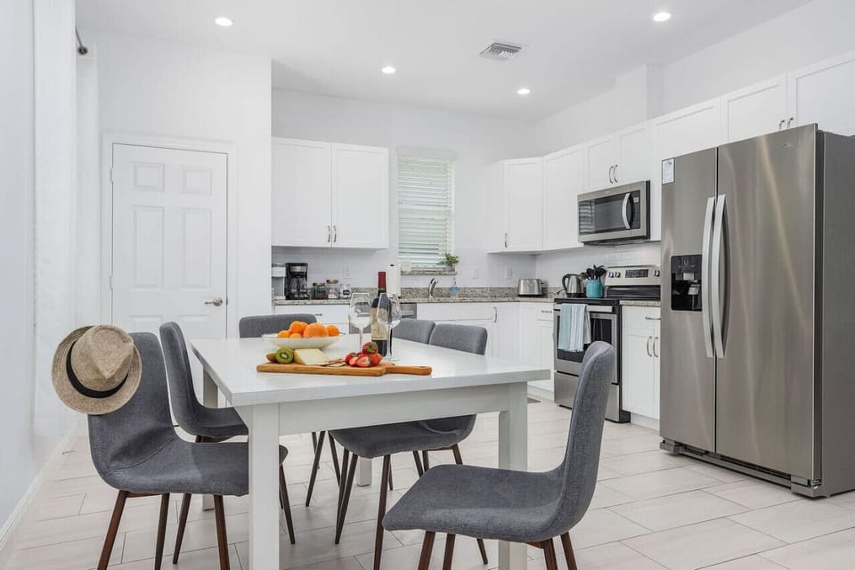 Well equipped and sociable kitchen, with toaster, coffee maker, keurig, coffee grinder, and all the major appliances.