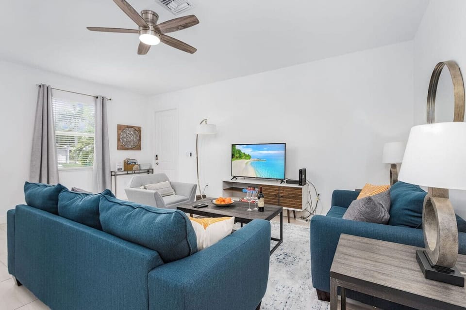 Contemporary, spacious and well equipped  Naples Park vacation home, minutes from the Vanderbilt beach