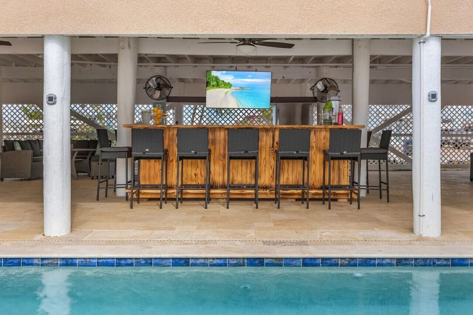 Shared space:The downstairs pool deck and pool bar is a fantastic space to enjoy outdoor Florida living. You may even make friends with other guests as this space is shared with one other apartment.