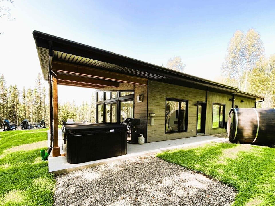 Contemporary mountain design near Baie-Saint-Paul.