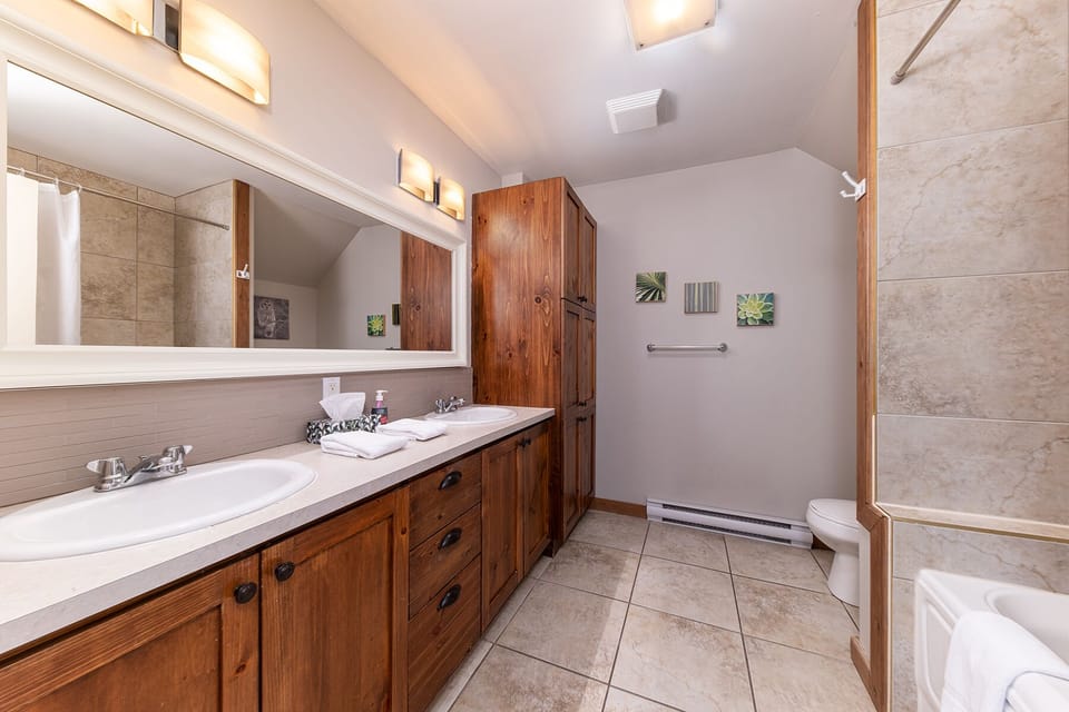 Freshen up in a space that’s as spacious as it is serene.