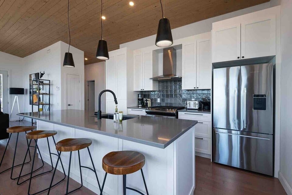 Cook, chat, and create memories, this kitchen has room for it all