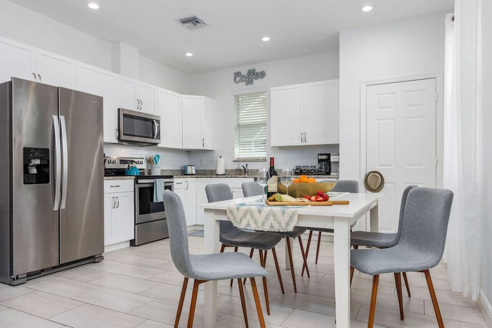 Fully equipped kitchen with dining area