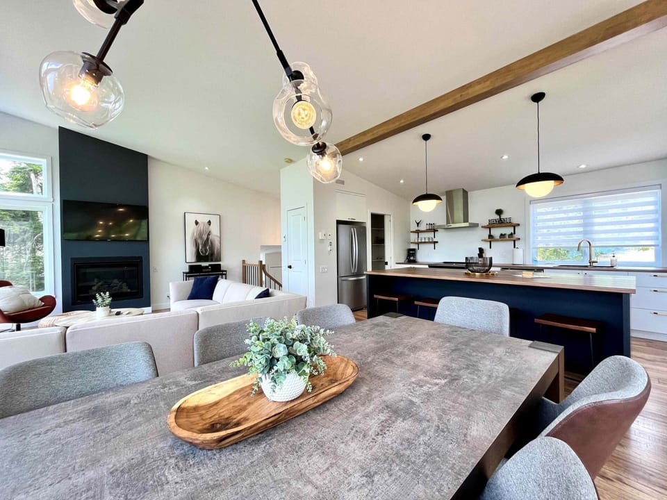 Gather around for meals made even better with that stunning view.