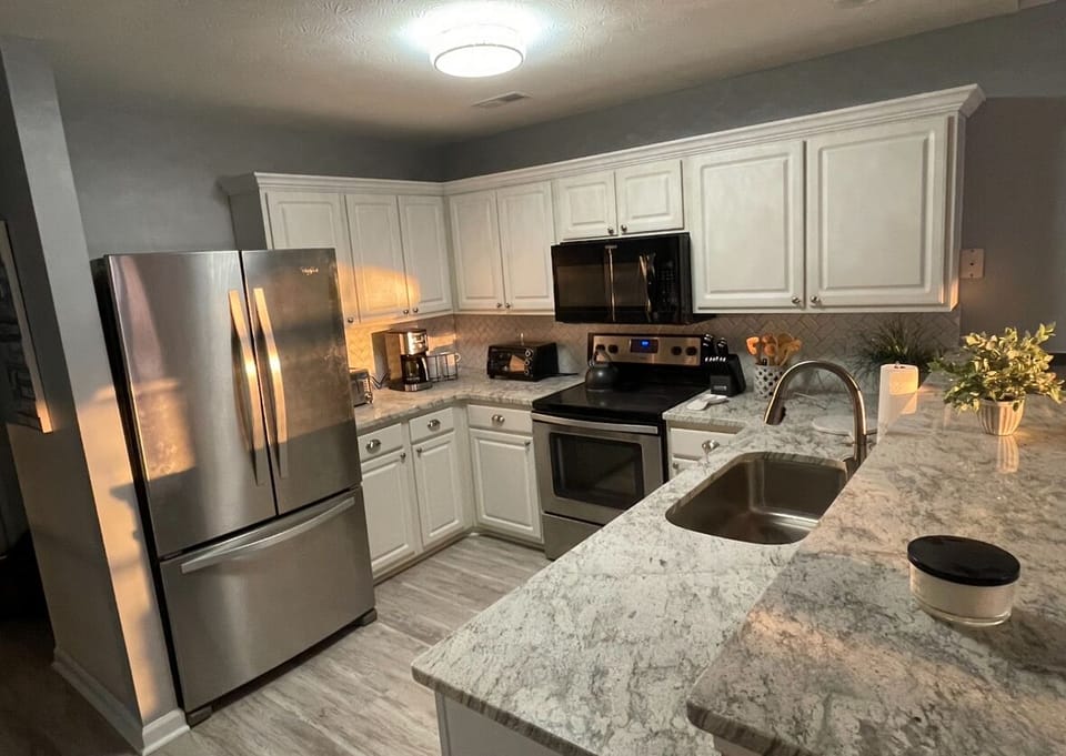 Kitchen with breakfast bar
