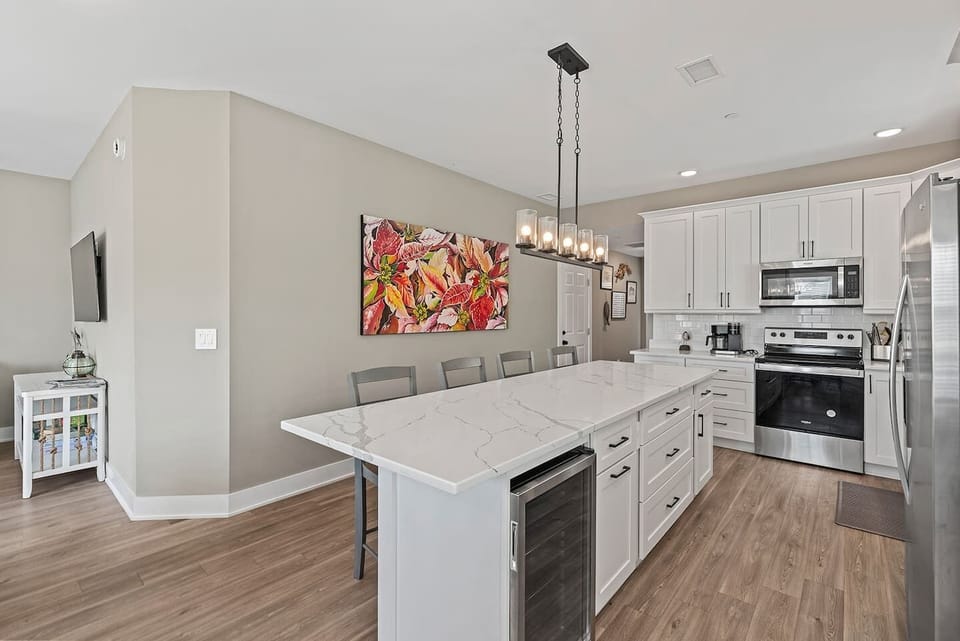 The fully equipped kitchen makes meals easy.