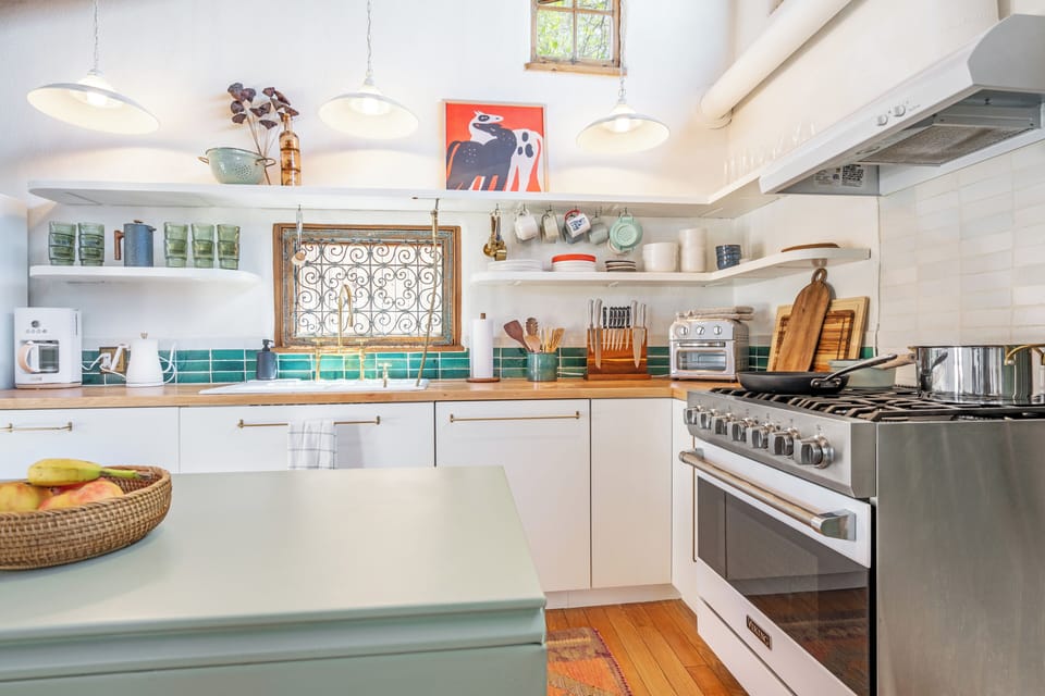 Full Kitchen with Viking range