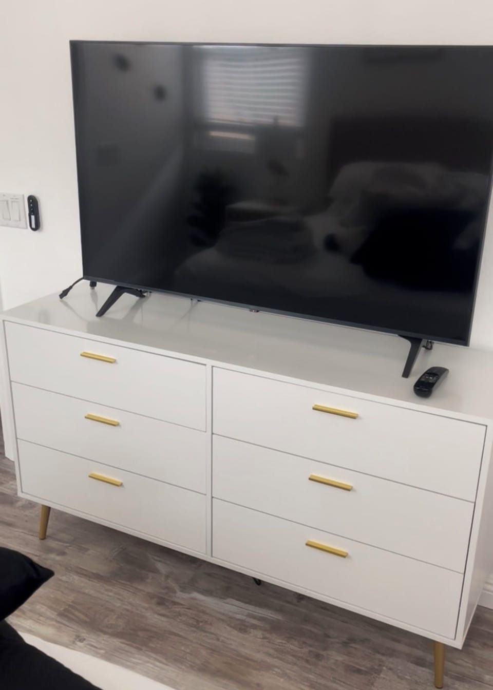 Safari
 Safari-themed bedroom TV