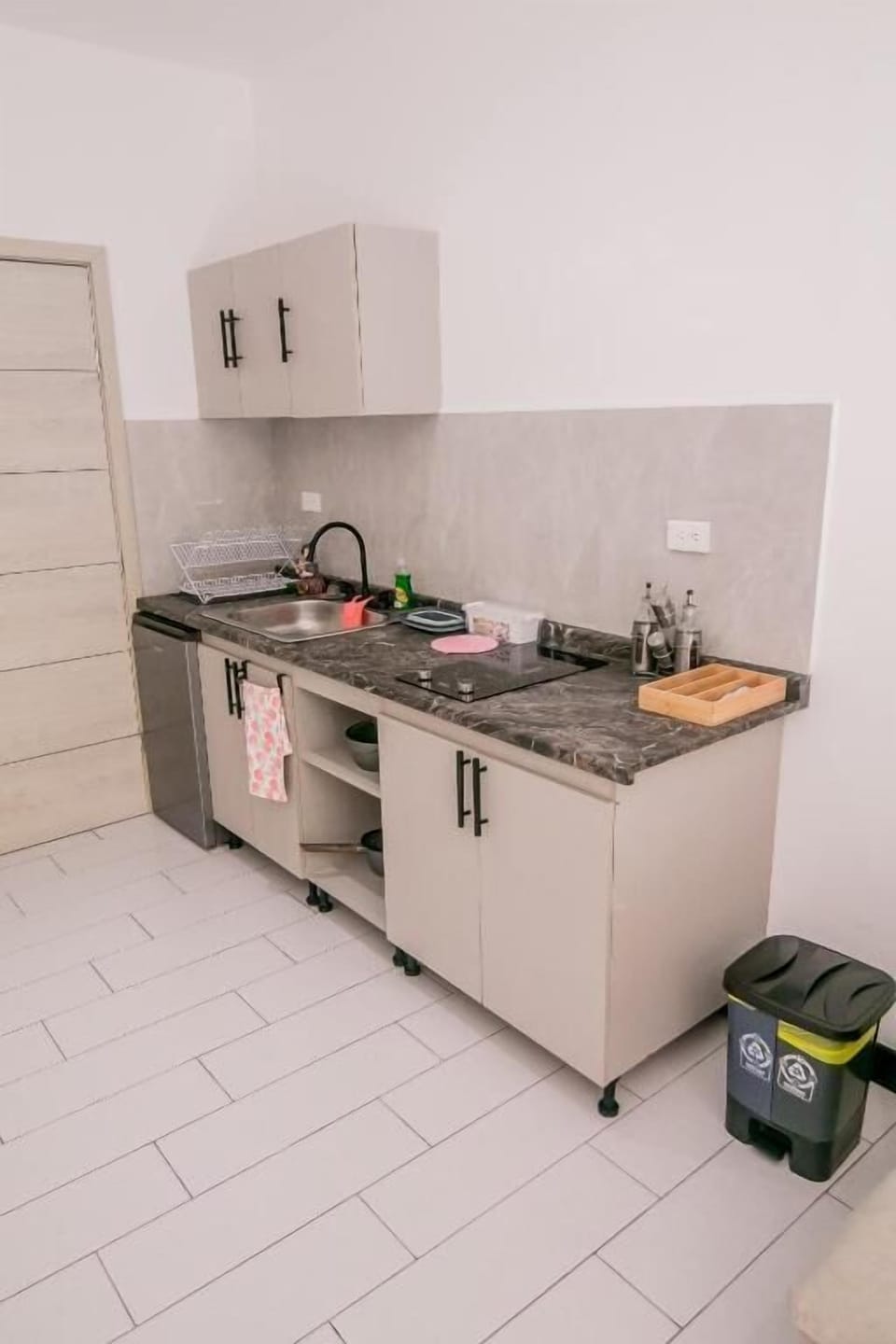 Standard Studio Suite, Balcony, Mountain View | Private kitchen | Mini-fridge, stovetop, cookware/dishes/utensils