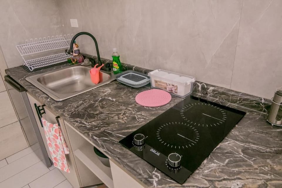 Standard Studio Suite, Balcony, Mountain View | Private kitchen | Mini-fridge, stovetop, cookware/dishes/utensils