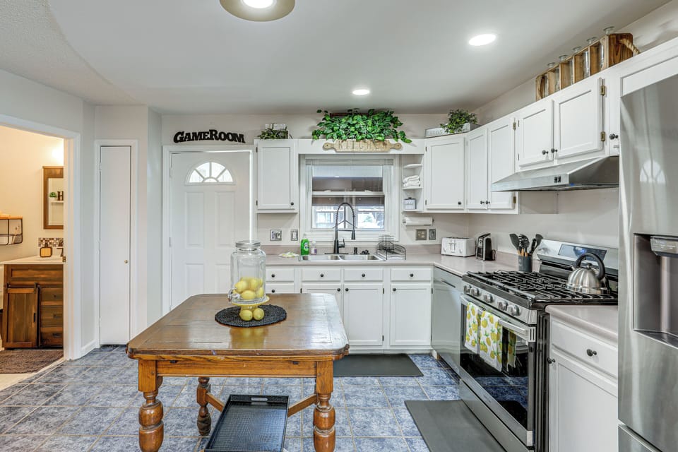 Kitchen | 1st Floor | Dual Single-Serve/Drip Coffee Maker | Dishwasher